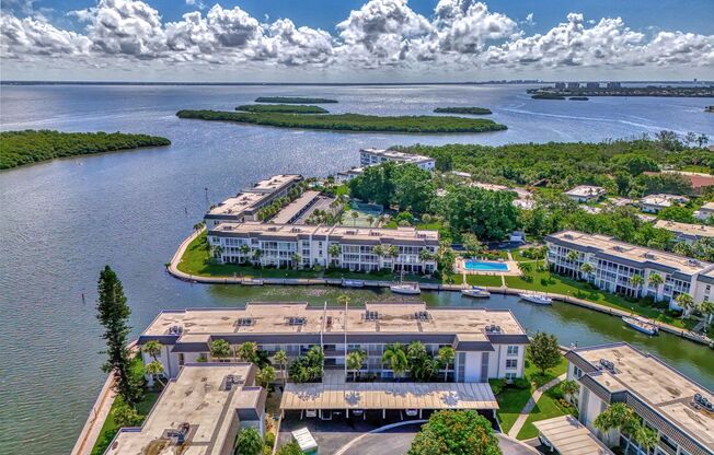 LUXURY LONGBOAT LIVING AT IT’S FINEST! RESORT STYLE, 2BR/2B CONDO LOCATED IN THE HIGHLY SOUGHT AFTER LONGBOAT HARBOUR COMMUNITY ON LONGBOAT KEY.