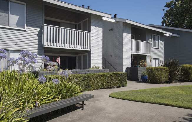 Apartments for Rent Sacramento - Vue at the Lake Apartments Exterior Building with Landscaped Pathways