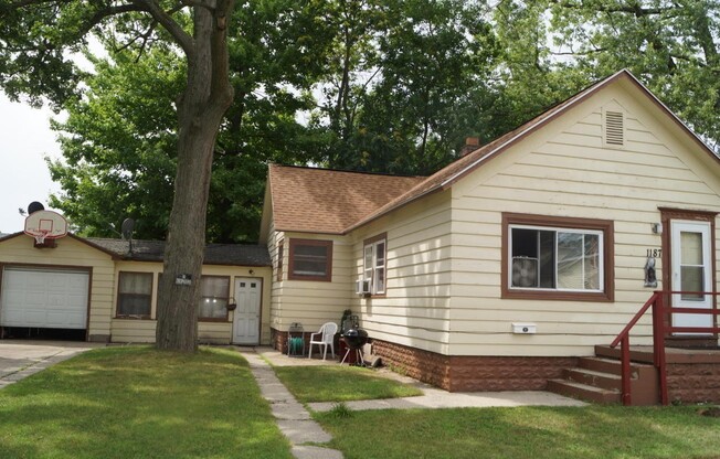 2 Bedroom / 1 Bath House in GREAT Location!