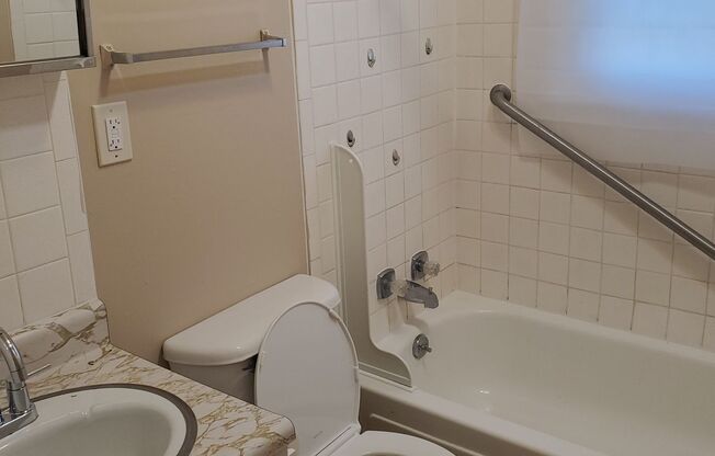 2 beds, 1 bath, $1,000, Unit UNIT A