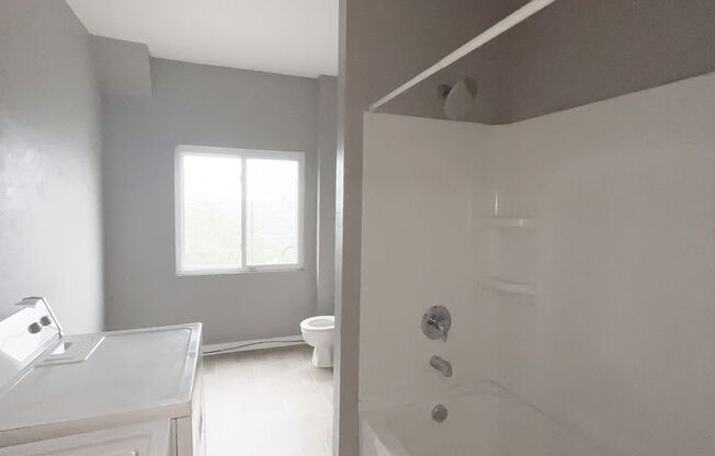 2 beds, 1 bath, $1,400, Unit Apt 2 (Top)