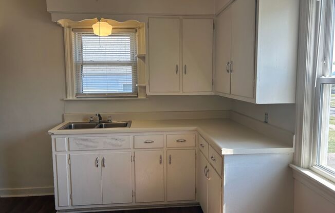 2 beds, 1 bath, $895