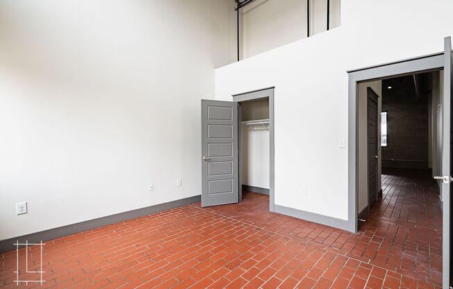 2 beds, 2 baths, $2,100, Unit 727 N. 4th St. Apt. 128