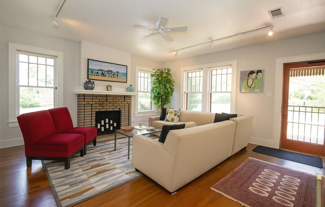 Best located house in West Campus, 6 large bedrooms open floorplan.