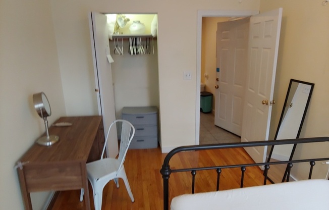 2 beds, 1 bath, $3,500, Unit 10