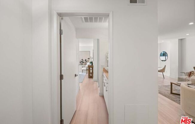 2 beds, 2 baths, 900 sqft, $4,000, Unit 806