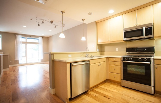PALO ALTO SCHOOL DISTRICT- Tri-Level Executive Townhome with Attached Garage Ready to Rent July 22nd!!