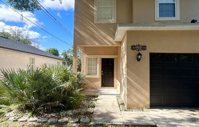 Beautiful 3/2.5 Modern Townhome with a Large Backyard and a 1 Car Garage in the Vibrant City of Chuluota!