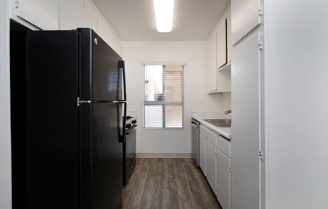 1 bed, 1 bath, 560 sqft, $1,750, Unit 33