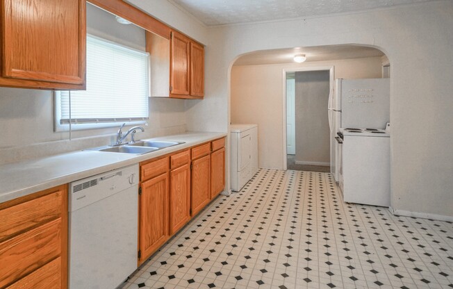 Great 3 Bedroom, 2 Bath - Just Off 17th St! *2026*