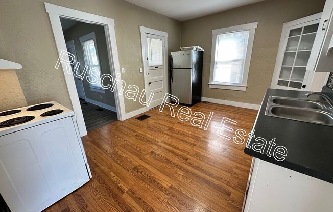 3 beds, 1 bath, $995