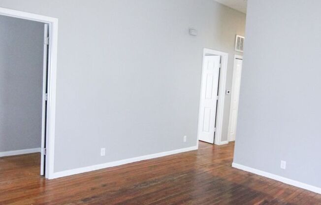 **Spacious 3 bed 2 bath w/ Fenced In Back Yard**