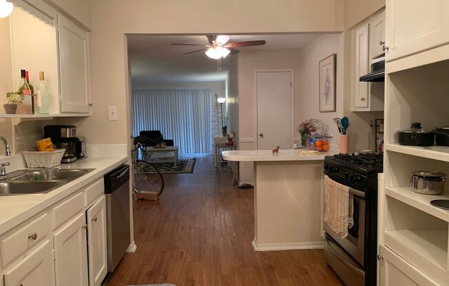 2 beds, 2 baths, 1,100 sqft, $1,875, Unit 112