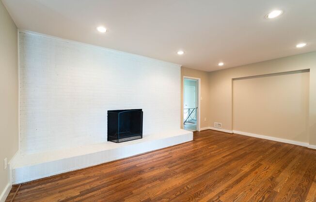 5 BD 3 BA Oxon Hill, MD home is ideal for commuters