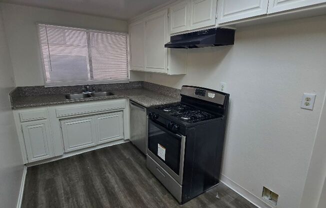 Studio, 1 bath, 580 sqft, $1,900, Unit 4