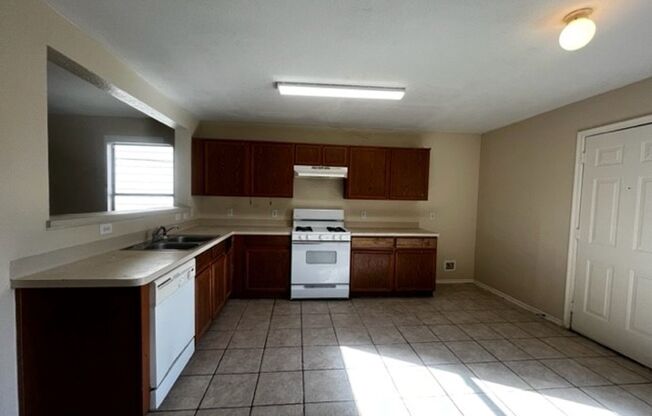For Lease | 3 Bed, 2.5 Bath |1,480.00 Sq Ft | Kenswick Forest |