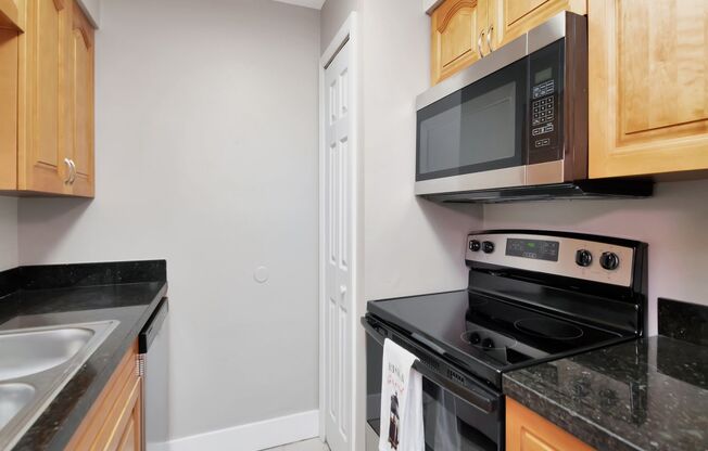 Gated 2BR Home in Brandon with Resort Amenities — Up to One Month Free!