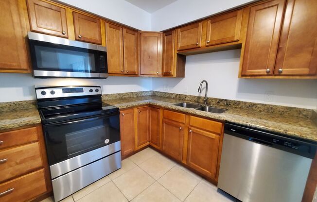 3 beds, 2 baths, $1,895, Unit 106