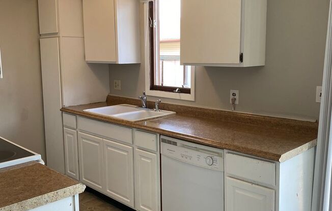 3 bed, 1 bath townhome - Move in Incentive!!!