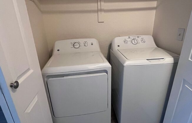 2 beds, 1 bath, 875 sqft, $1,350, Unit 127-40