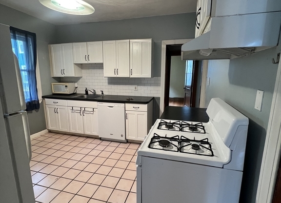 3 beds, 1 bath, $3,000, Unit 1