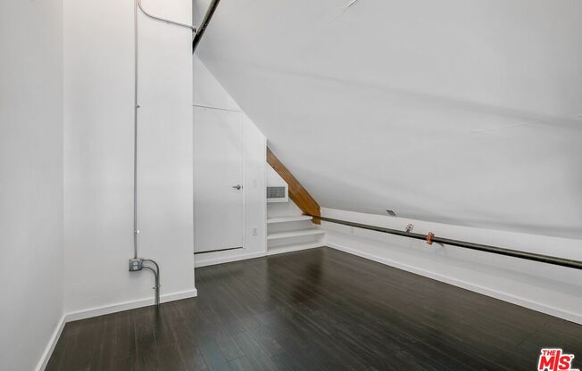 1 bed, 1 bath, 1,300 sqft, $4,000, Unit 529
