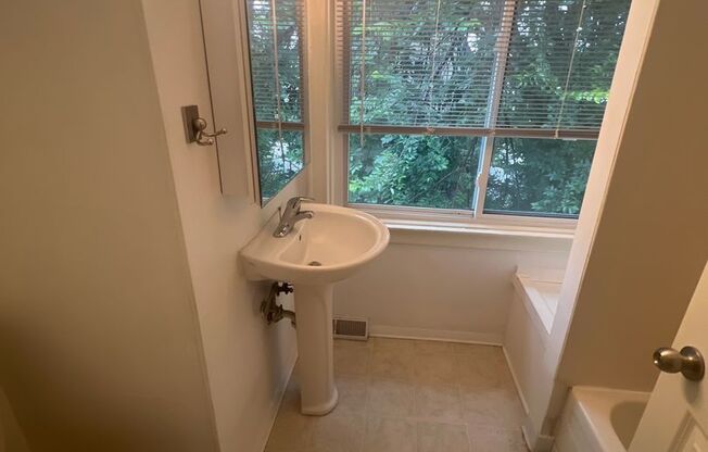 1 bed, 1 bath, 700 sqft, $1,350, Unit #5