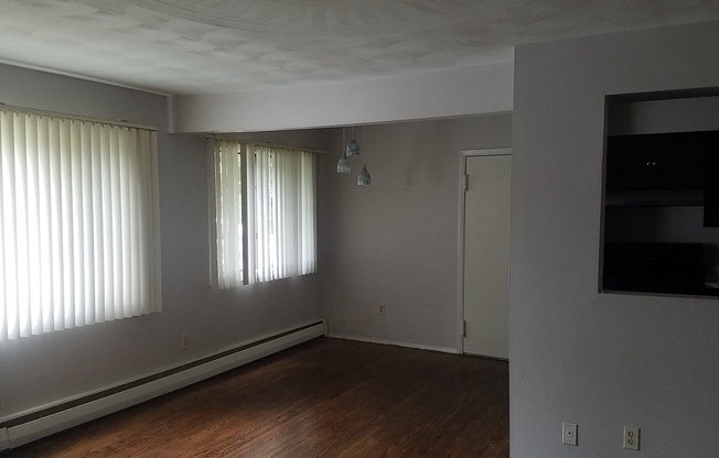 2 beds, 1 bath, 1,025 sqft, $1,250, Unit 138-06 Woodhill