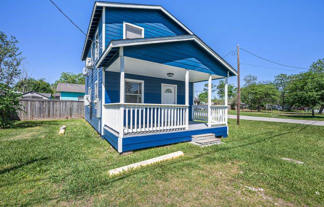 Richmond TX - Newly updated 2 bedroom, 1 bath "A-Frame" type house