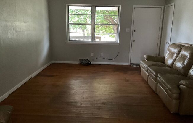 3 beds, 1 bath, $1,275