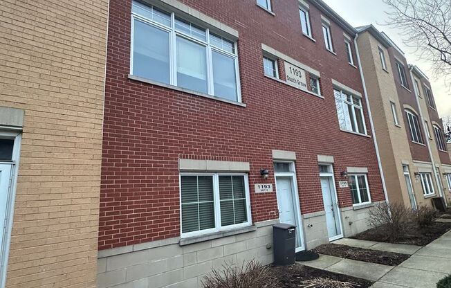 2 Bed 2.5 Bath In Oak Park Available!