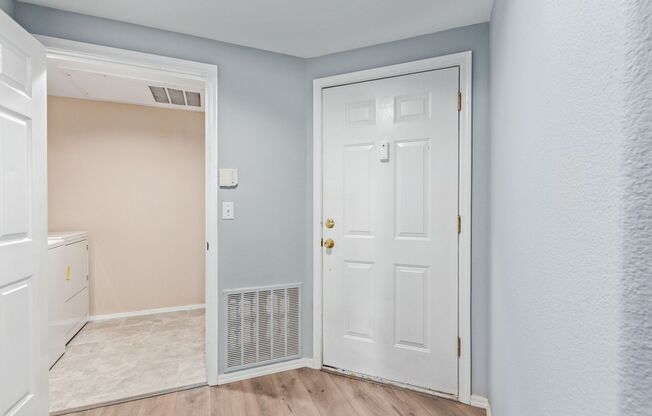 Move In Ready Condo In Phoenix! Excellent location!