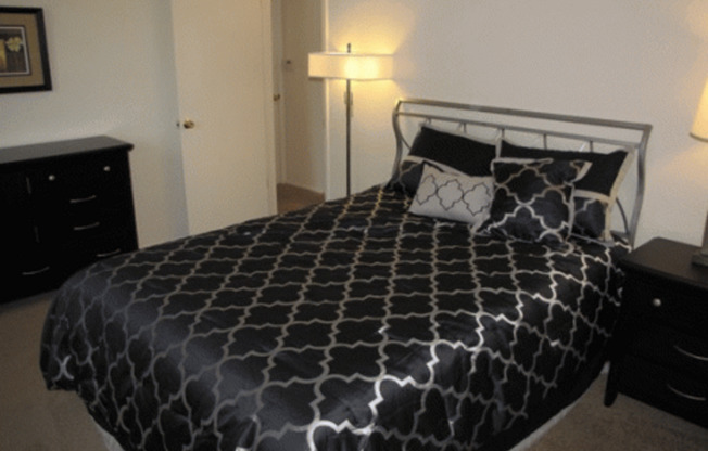 2 beds, 1 bath, 860 sqft, $1,525, Unit 2404-08