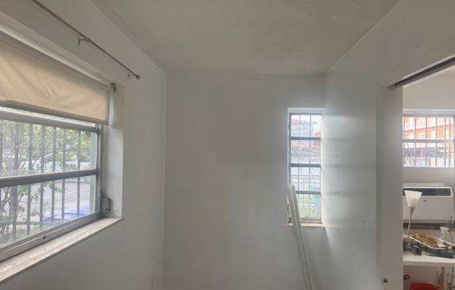 882 NW 2 ST