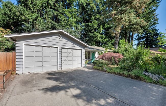 Great Redmond House Available NOW!