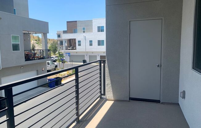 State of the Art-Trendy 1+1 Luxury Condo in FivePoints Valencia.