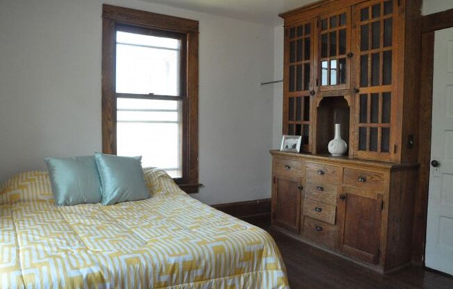 3 beds, 1 bath, $2,550, Unit 210-1