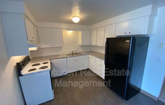 3 beds, 1 bath, 990 sqft, $1,595