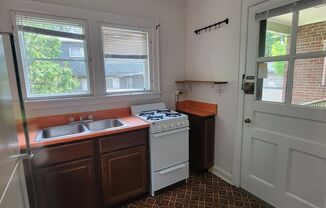 1 bed, 1.5 baths, $1,000, Unit C