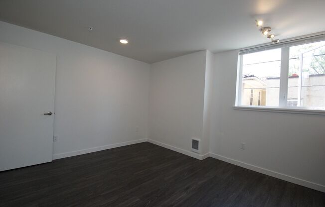 Studio, 1 bath, 255 sqft, $1,195, Unit 215 NEW
