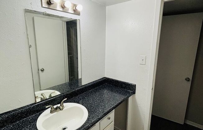 1 bed, 1 bath, 725 sqft, $1,300, Unit 1002