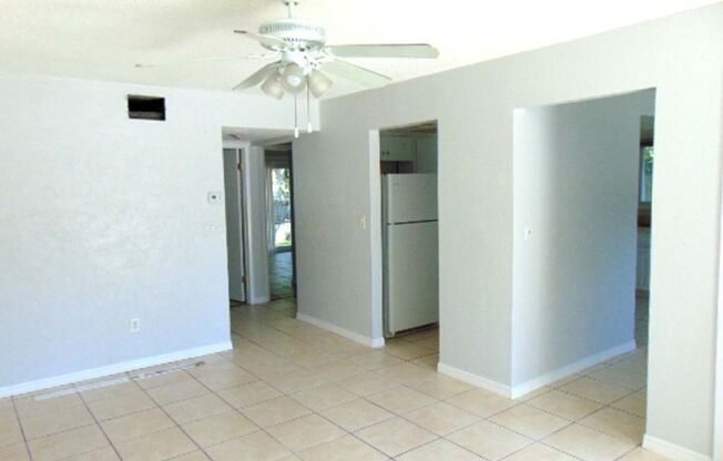 2 BR/1BA Victoria Park Duplex, Bright & Open Floor Plan in Largo, FL