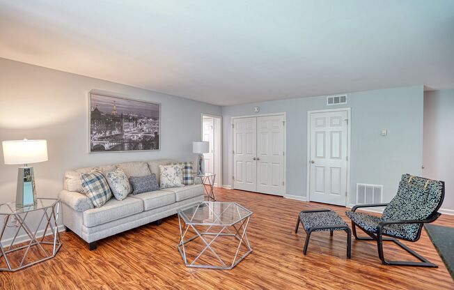 2 beds, 1 bath, 1,012 sqft, $1,296