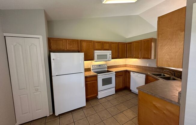 East Orlando 3 bedroom home in quiet, established community.