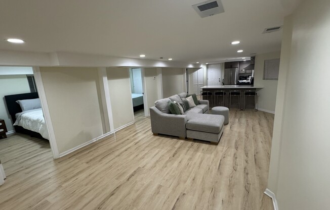 1305 N AUSTIN BLVD