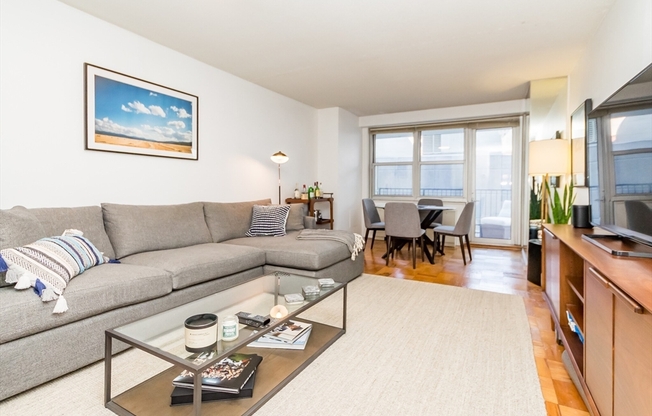 1 bed, 1 bath, 700 sqft, $3,400, Unit 9B