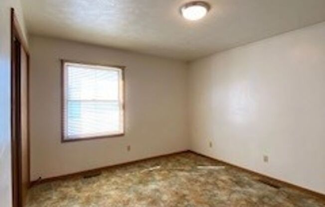 2 beds, 1 bath, $895, Unit APT. 3