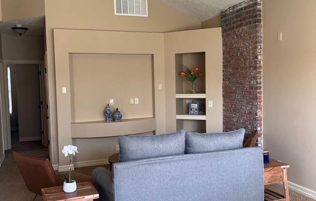 2 beds, 1 bath, 1,100 sqft, $1,695, Unit 615 - Unit 201 Duplex B1100