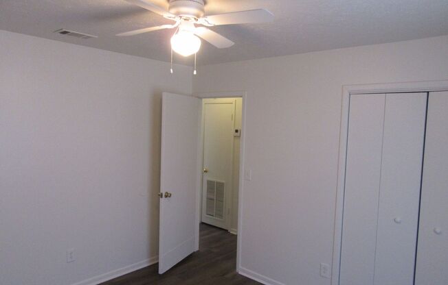 2 beds, 1 bath, 700 sqft, $995, Unit 2814 Panama Ave. N #6