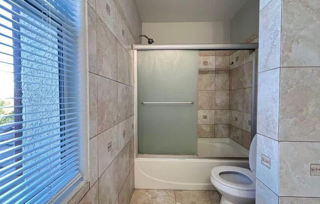 5 beds, 3 baths, $2,400